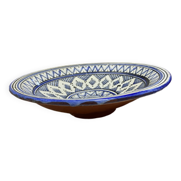 Plat marocain en céramique artisanale sculptée, motifs géométriques bleu et