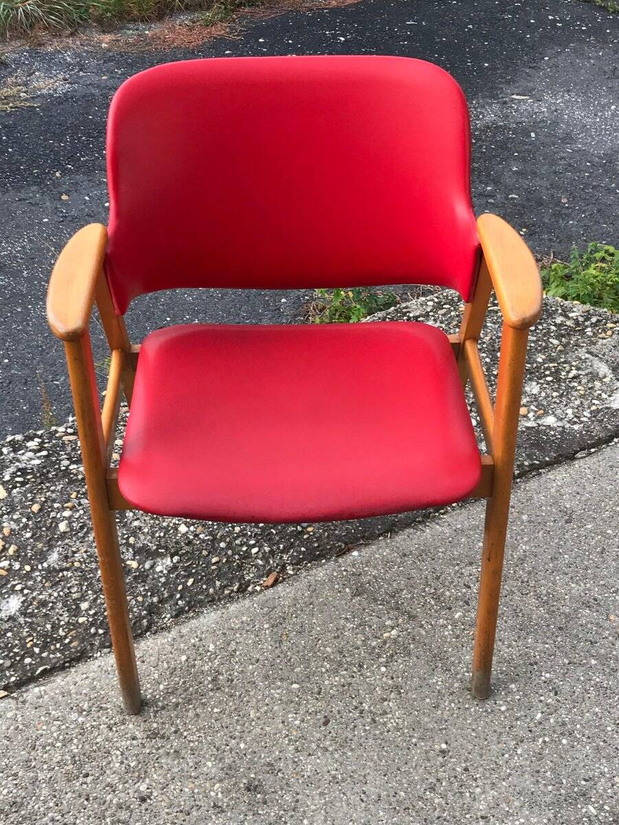 Chaise de bureau rouge en faux cuir et bois, style Milieu du Siècle (1960s)