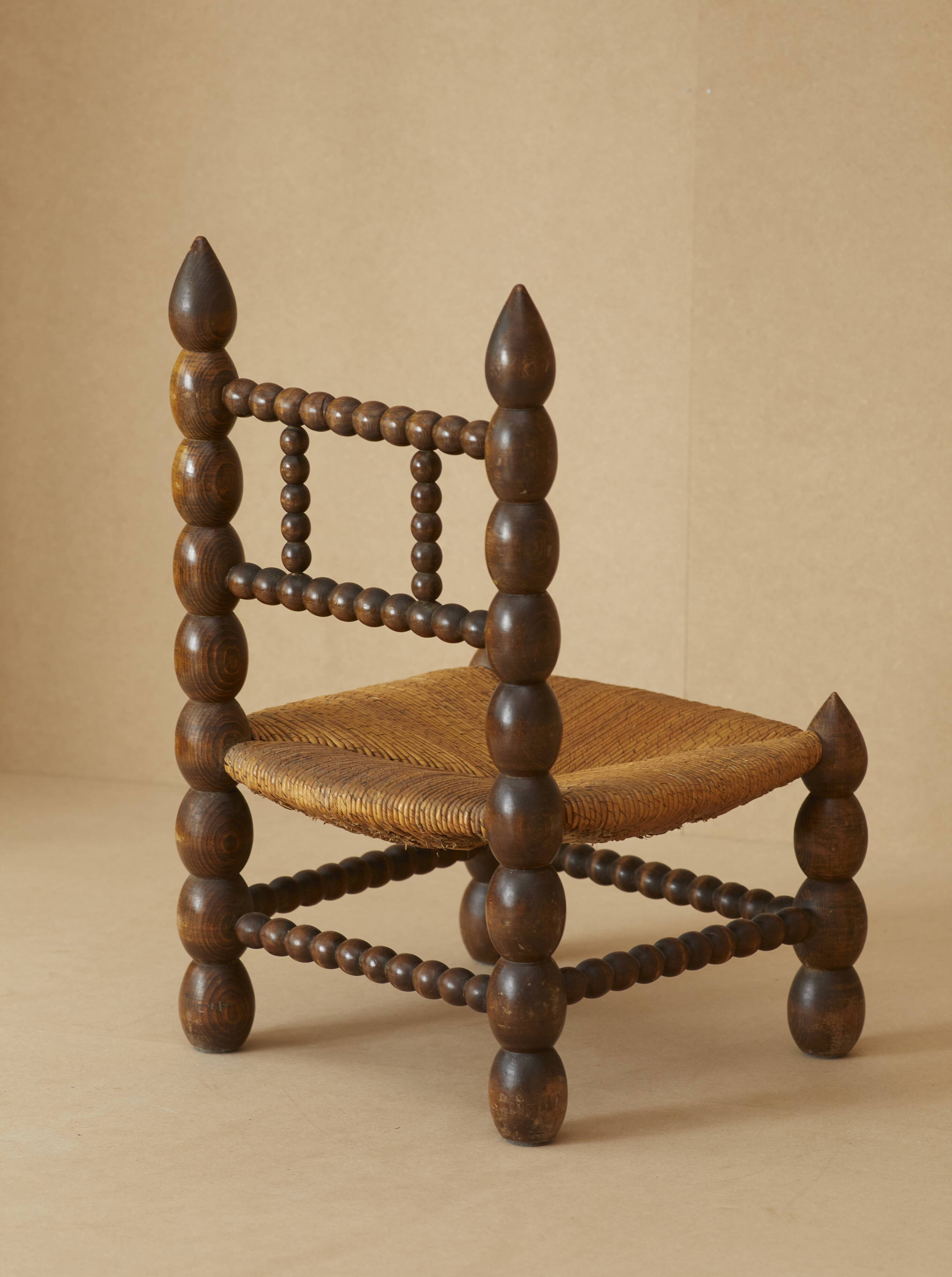 Chaise basse en bois (chêne) et paille circa 1950