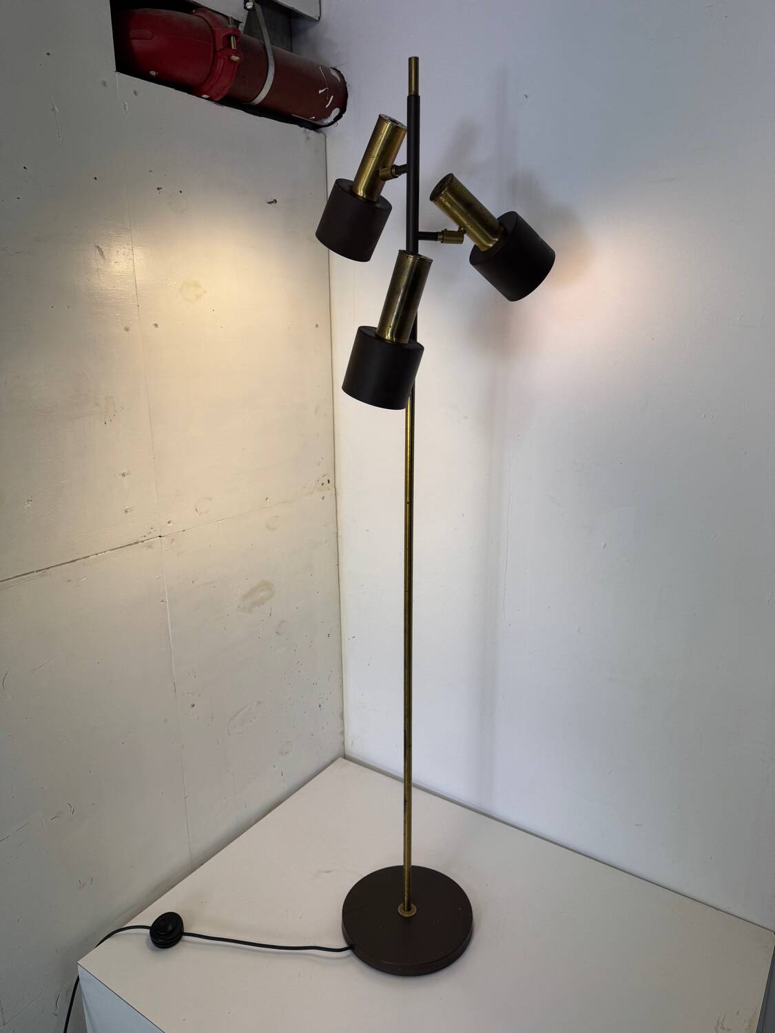 Lampadaire vintage moderniste marron et laiton à 3 spots, années 1960