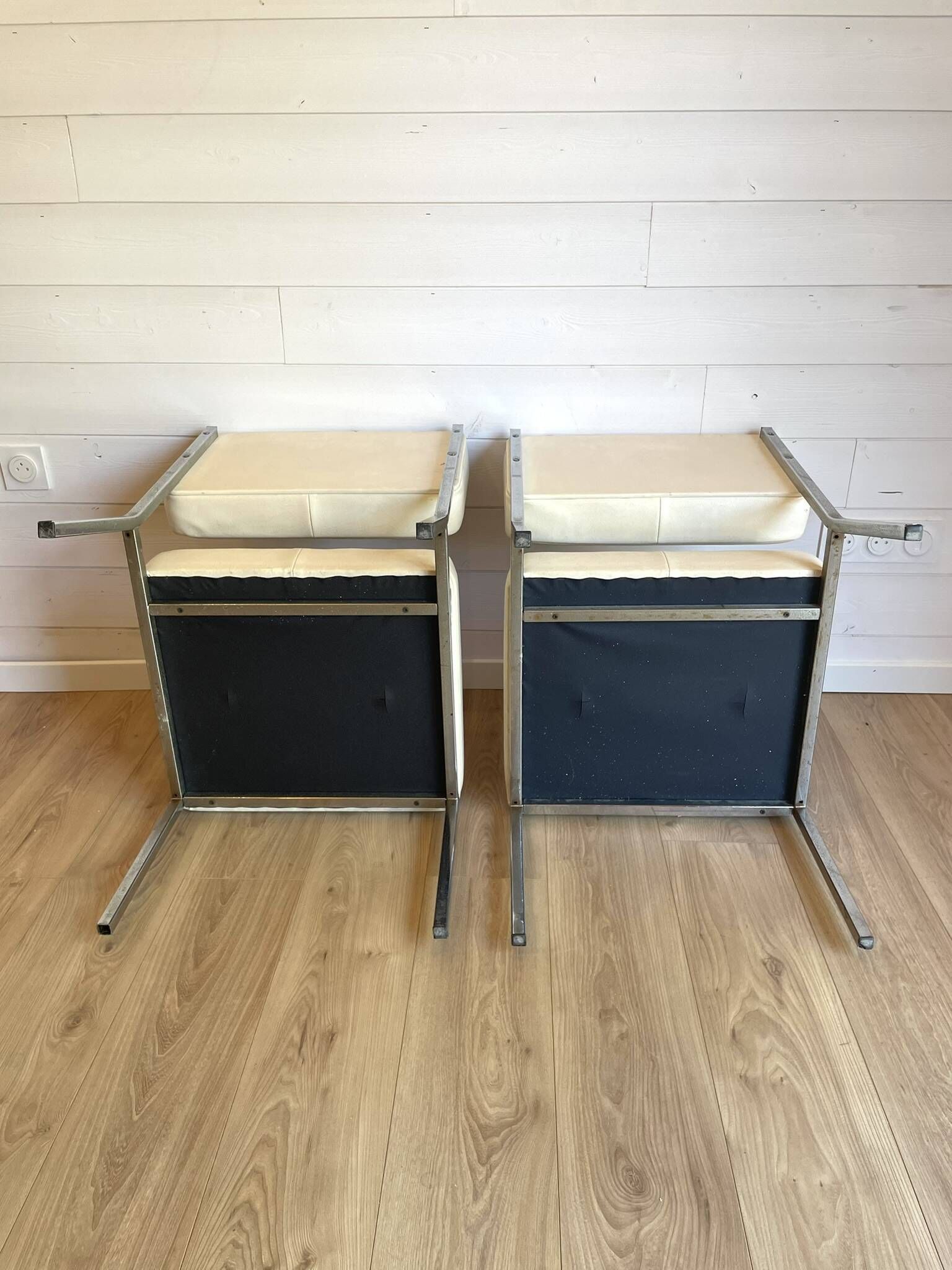 2 vintage chairs in white faux leather and chrome tube - Mid-Century 70s design