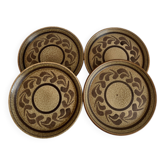 4 stoneware plates