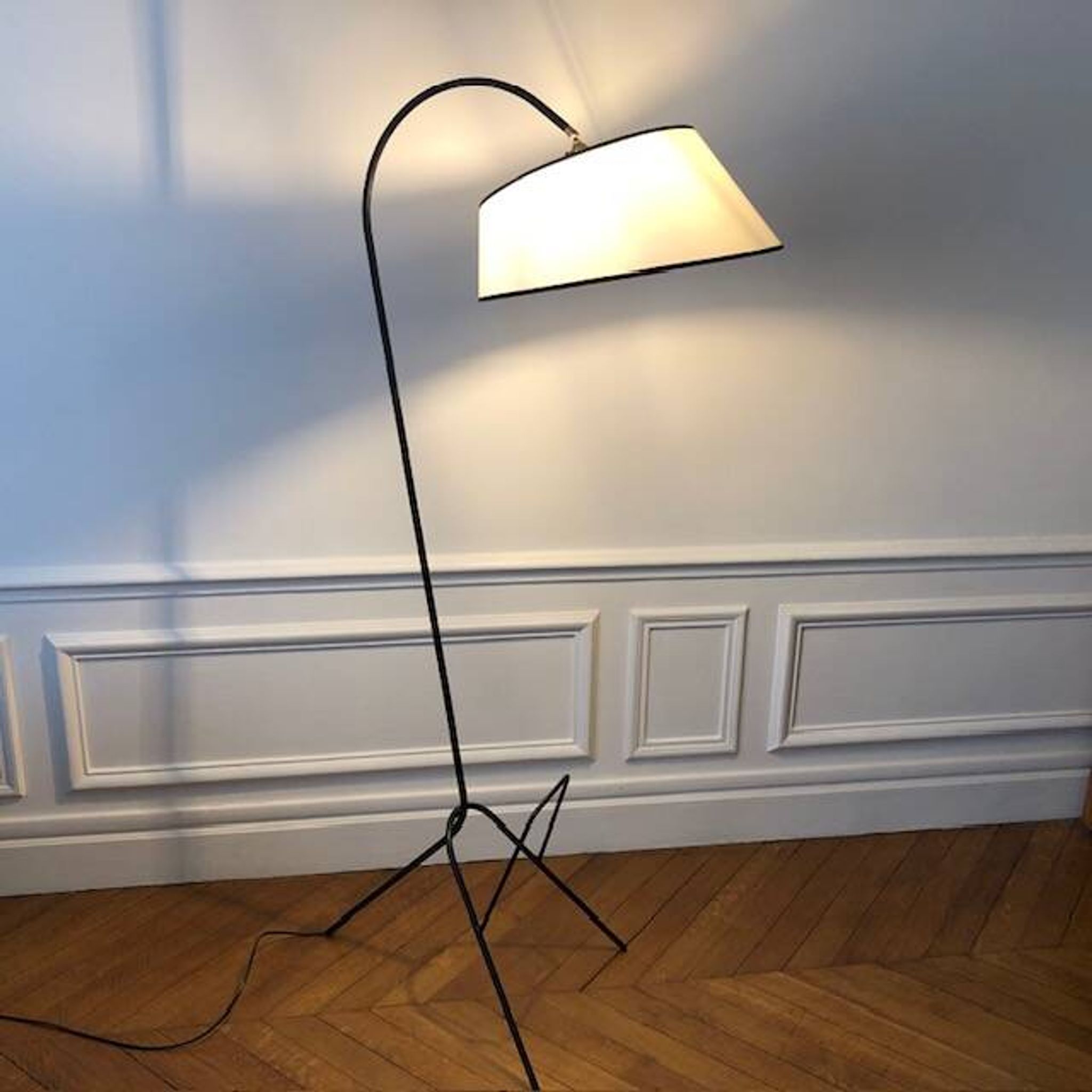 Lampadaire tripode et porte revue 1950