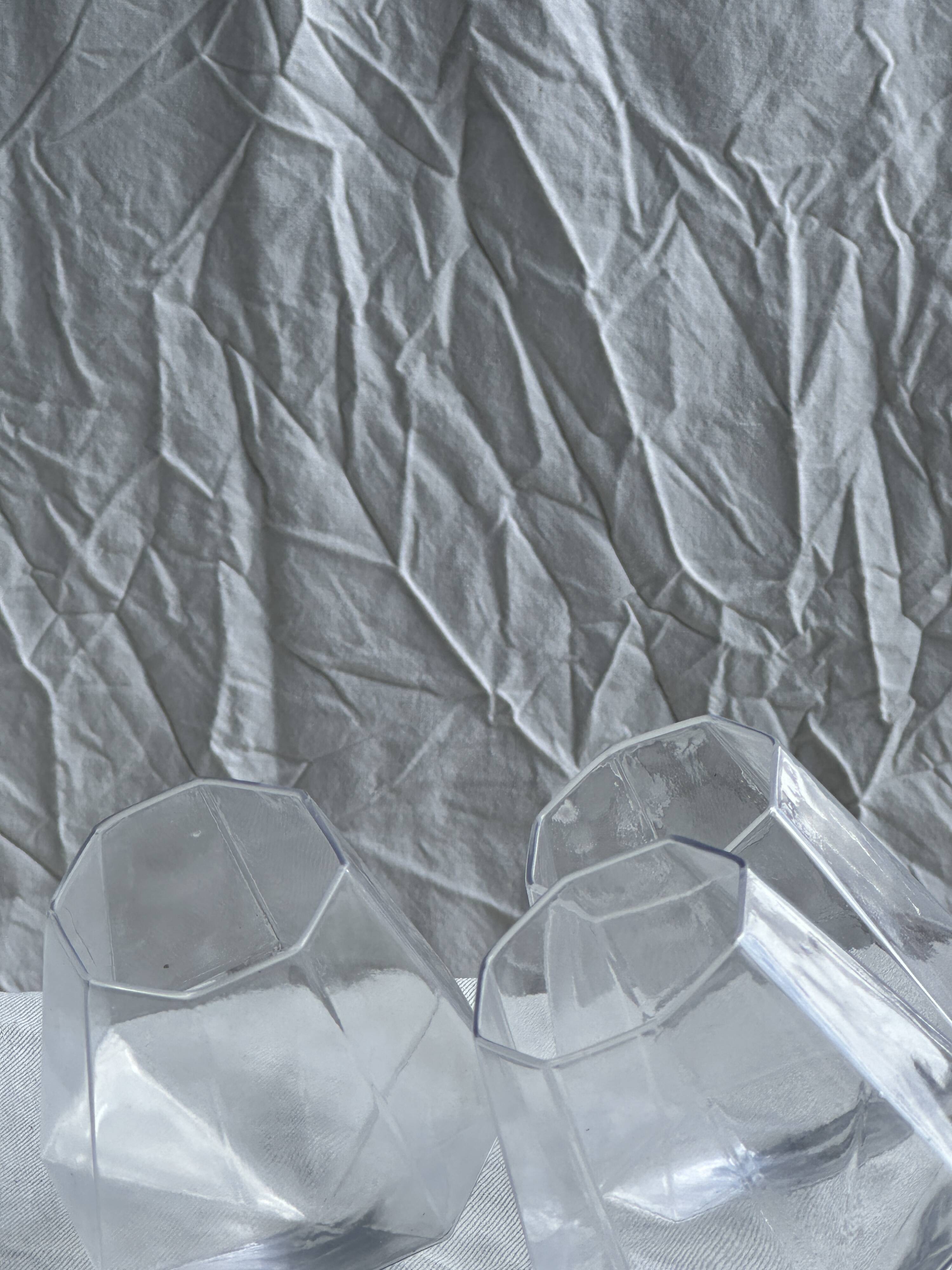 Small geometric carafe with diamond-shaped stopper and its 4 glasses