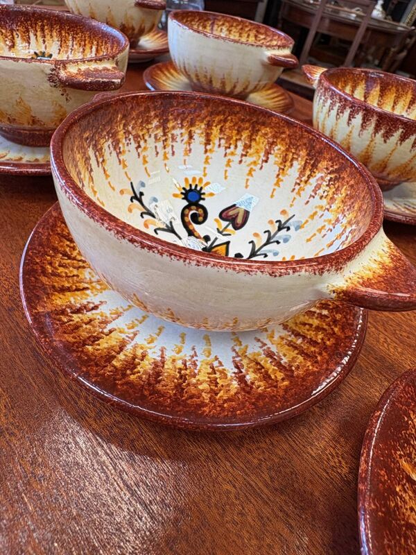 Set de 12 bols à oreilles avec soucoupes – Faïence de Quimper – P. Fouillen