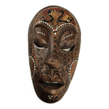 Masque tribal africain suspendu en bois sculpté incrusté de nacre