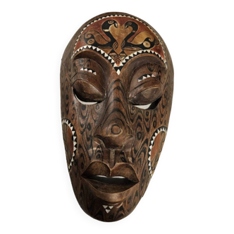 Masque tribal africain suspendu en bois sculpté incrusté de nacre