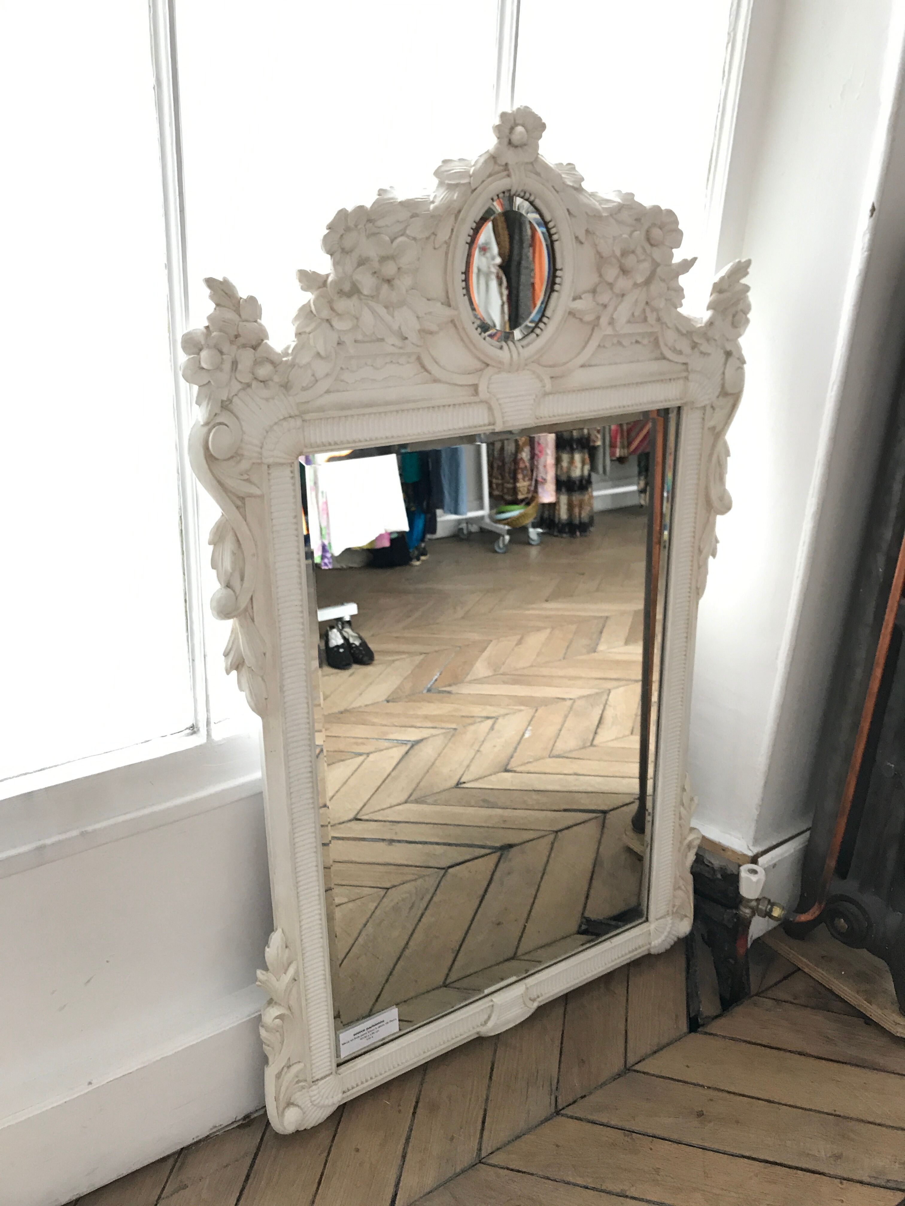 White painted wooden mirror decorated with flowers and medallions 88x138cm