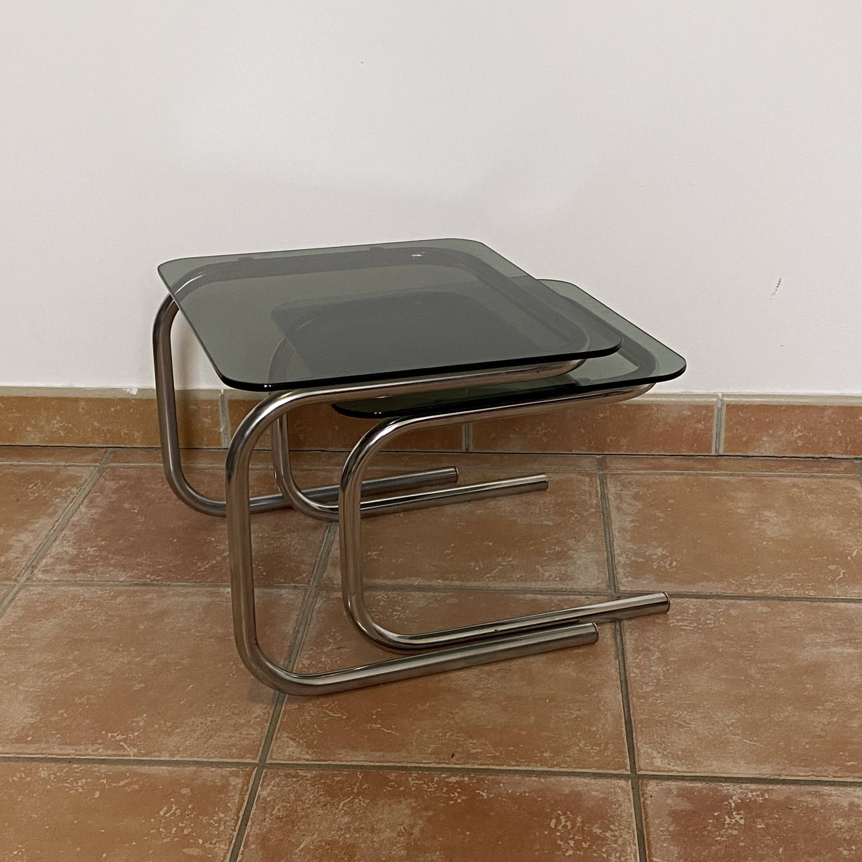 Lot de 2 tables gigognes vintage. 1970.