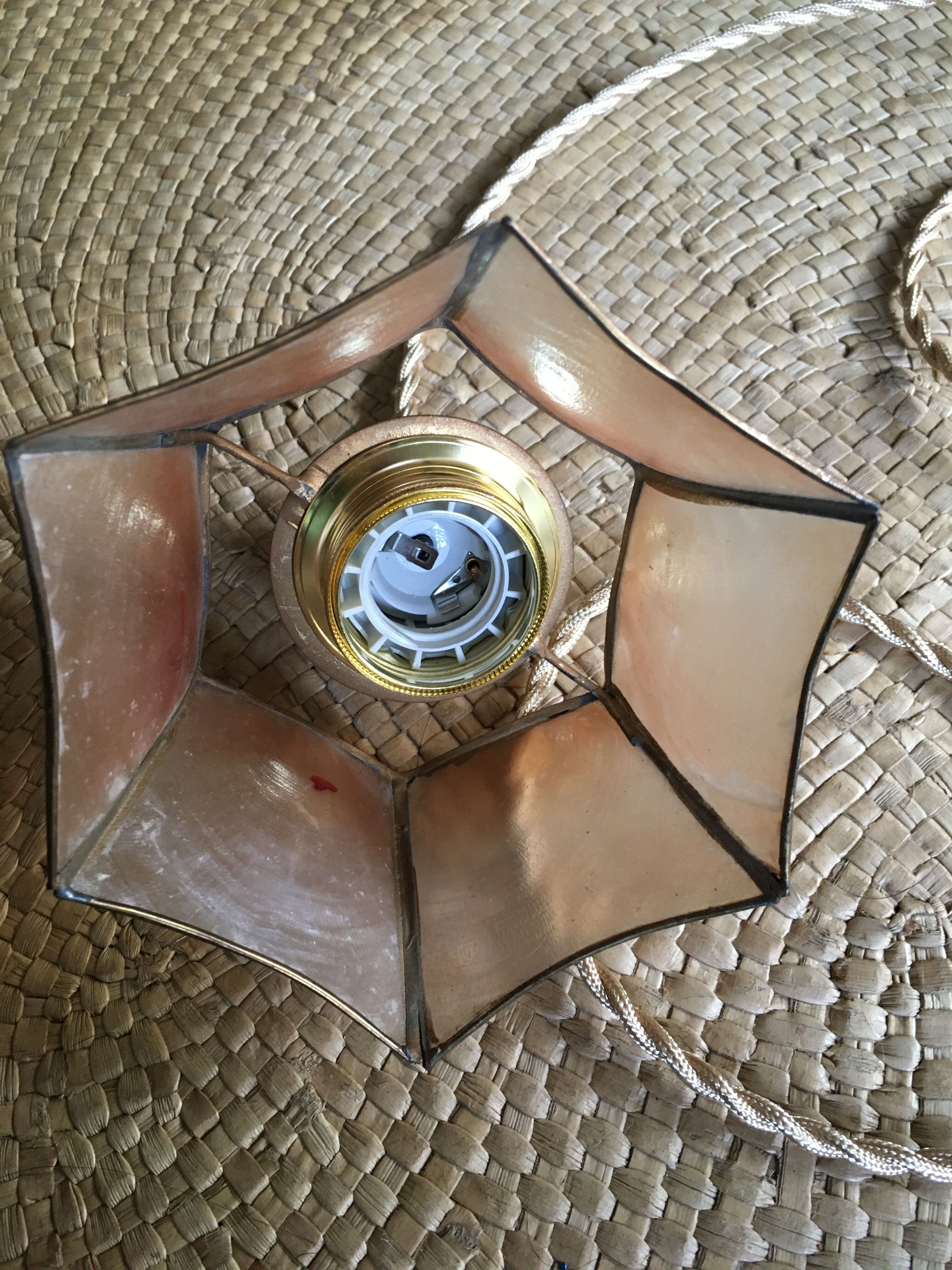 Mother-of-pearl hand lamp