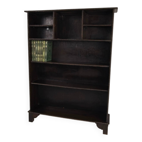 Bibliothèque ouverte du 20e siècle avec motif de perles