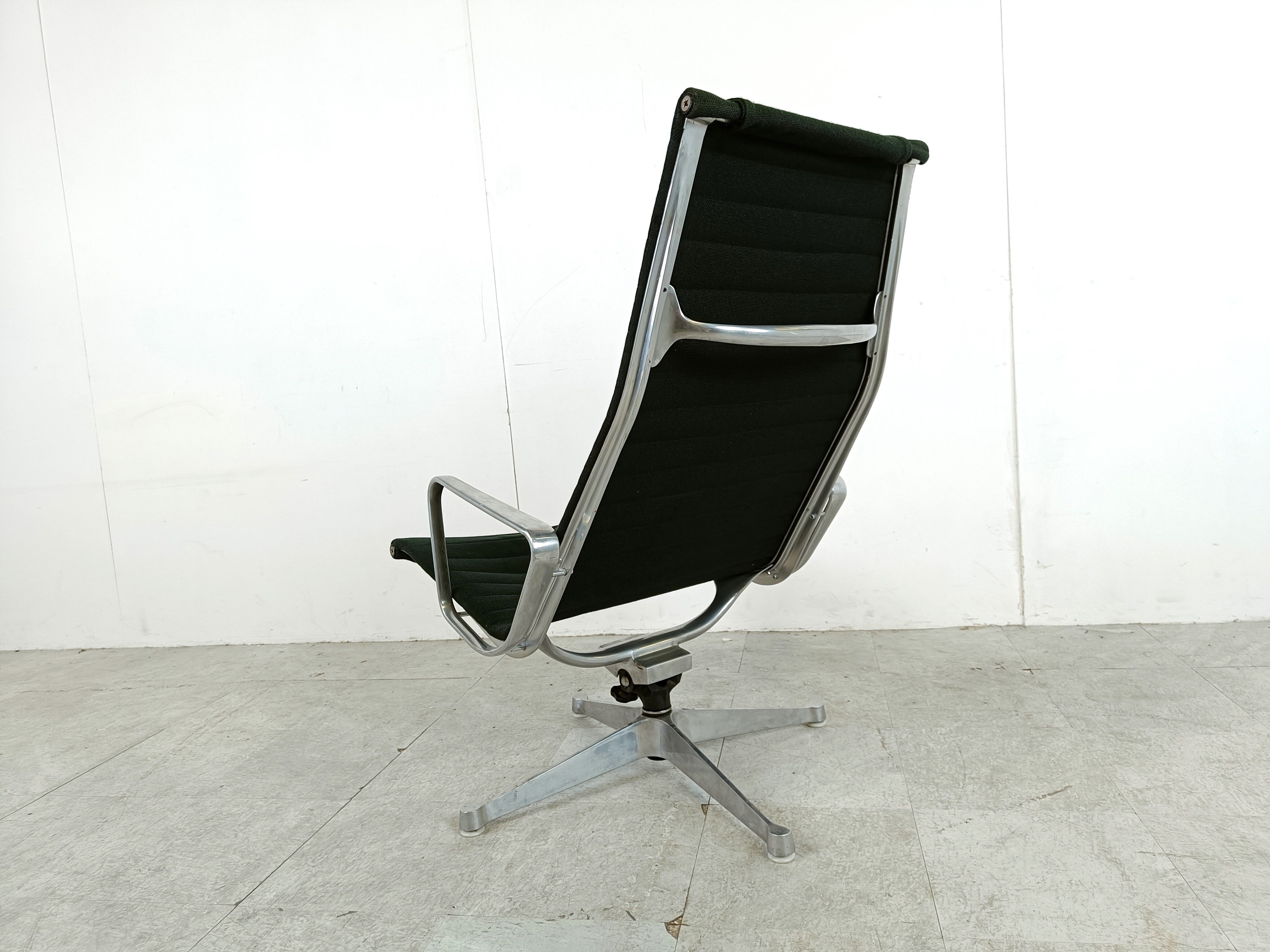 Fauteuil lounge Charles & Ray Eames EA124 en tissu noir, années 1970