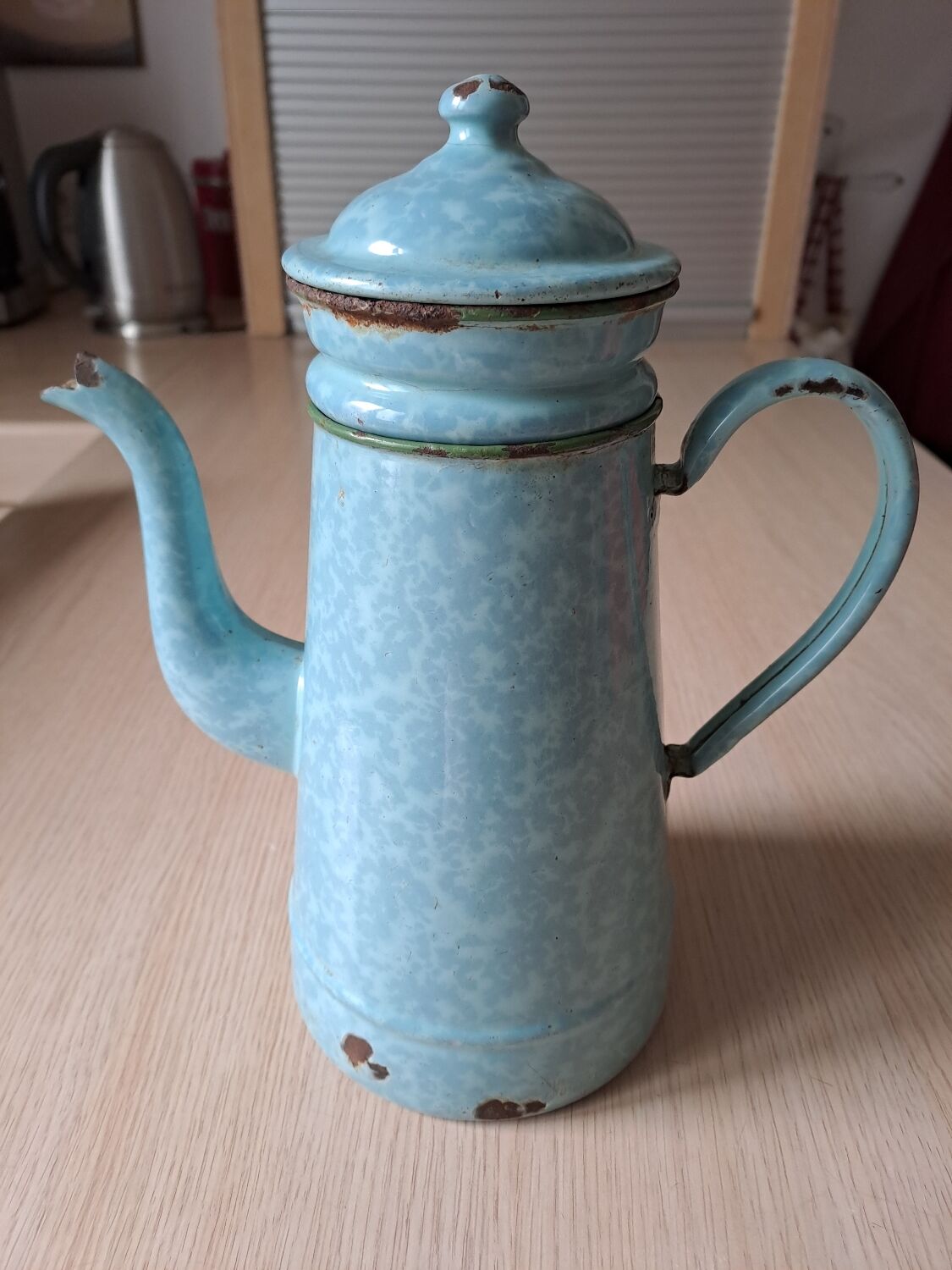 Green enamelled sheet metal coffee maker