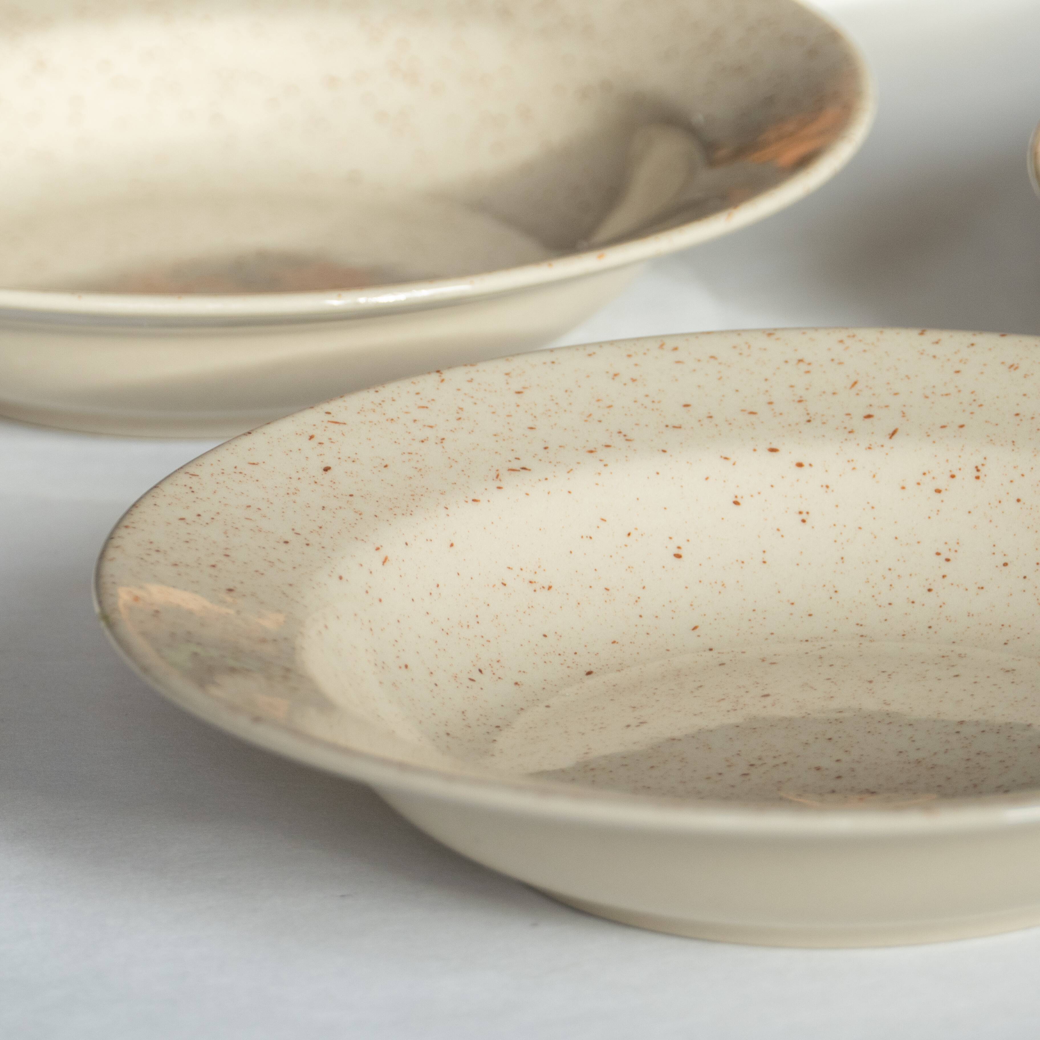 6 plates in speckled beige stoneware
