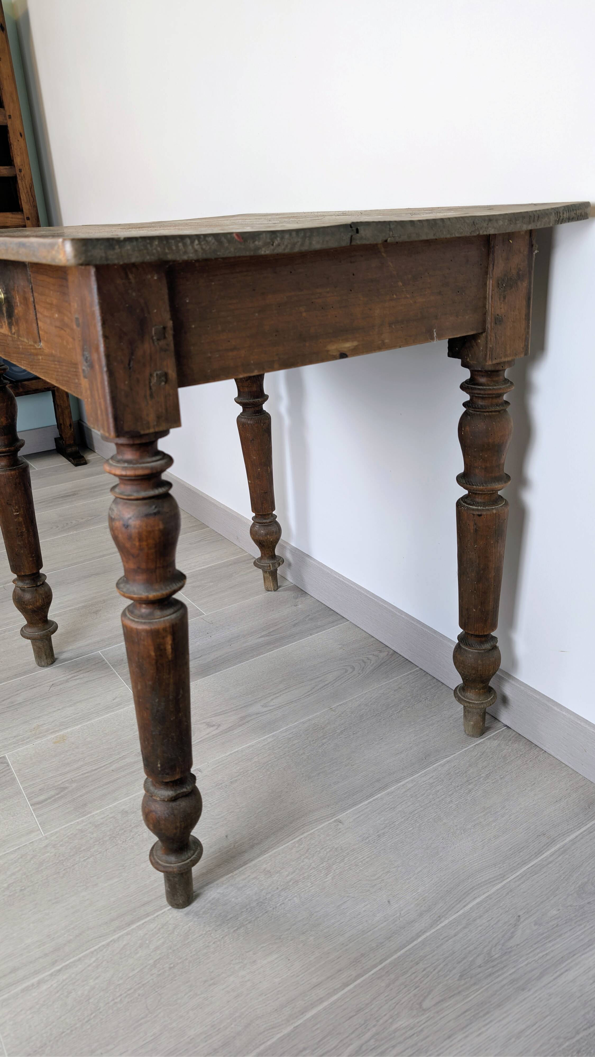 Writing table Napoleon III in solid wood – Authentic charm of the 19th century