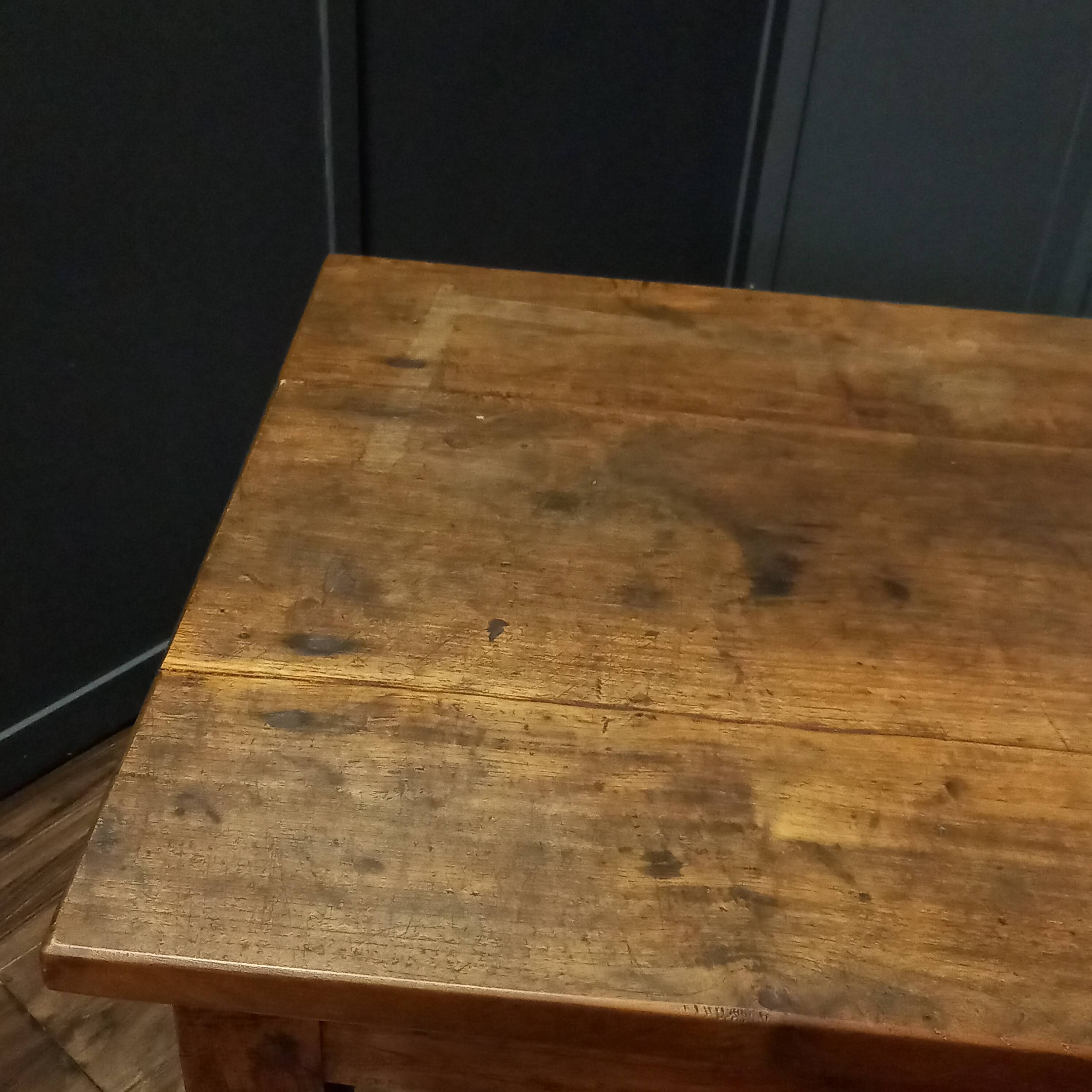 Table de ferme française antique en bois fruitier