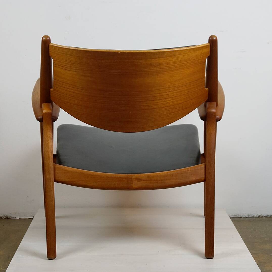 Chaise Lounge CH28 in Teak and Black Leather by Hans Wegner for Carl Hansen