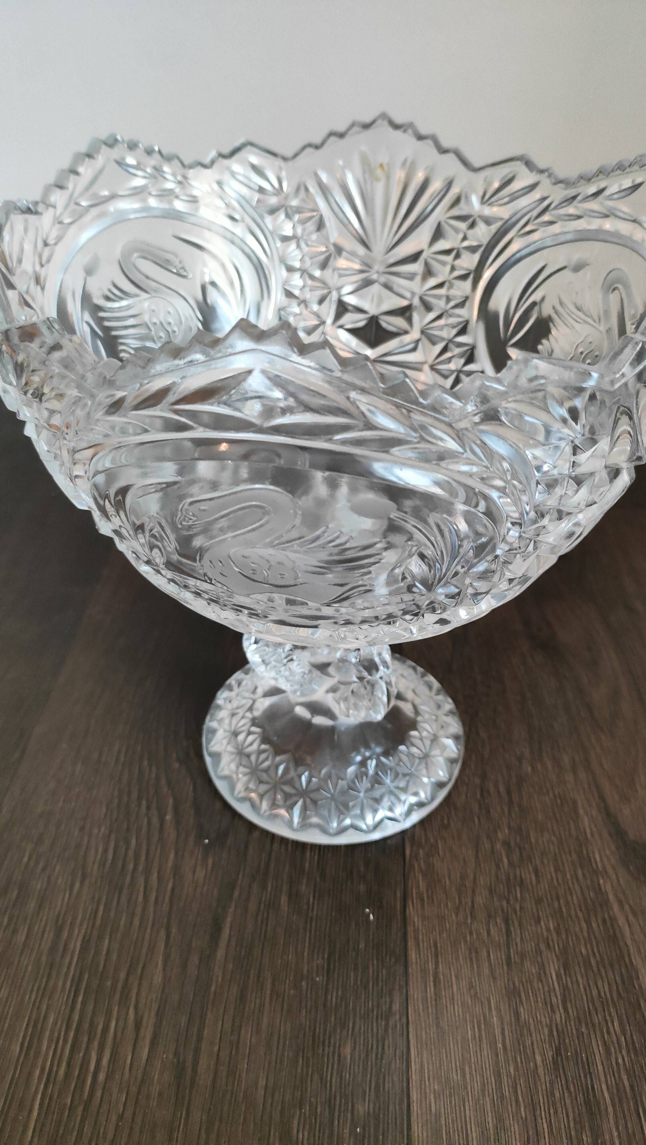 Large cut crystal bowl on a stand, swans – H 23 x Ø 20 cm – vintage
