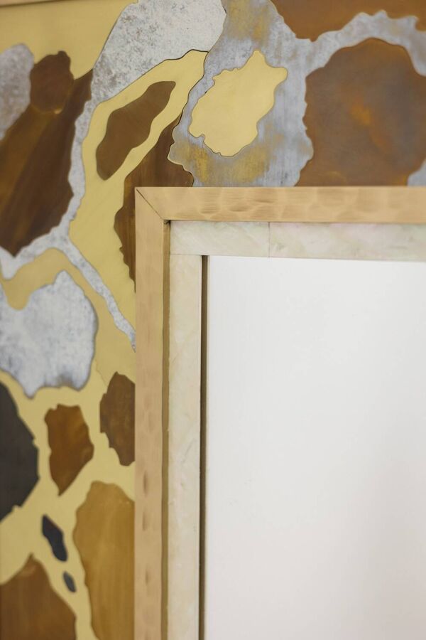 Miroir en marqueterie de laiton oxydé et patiné. Travail d’artiste