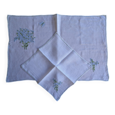 Duo de table brodé main en voile de lin– Bouquet azur & Papillon