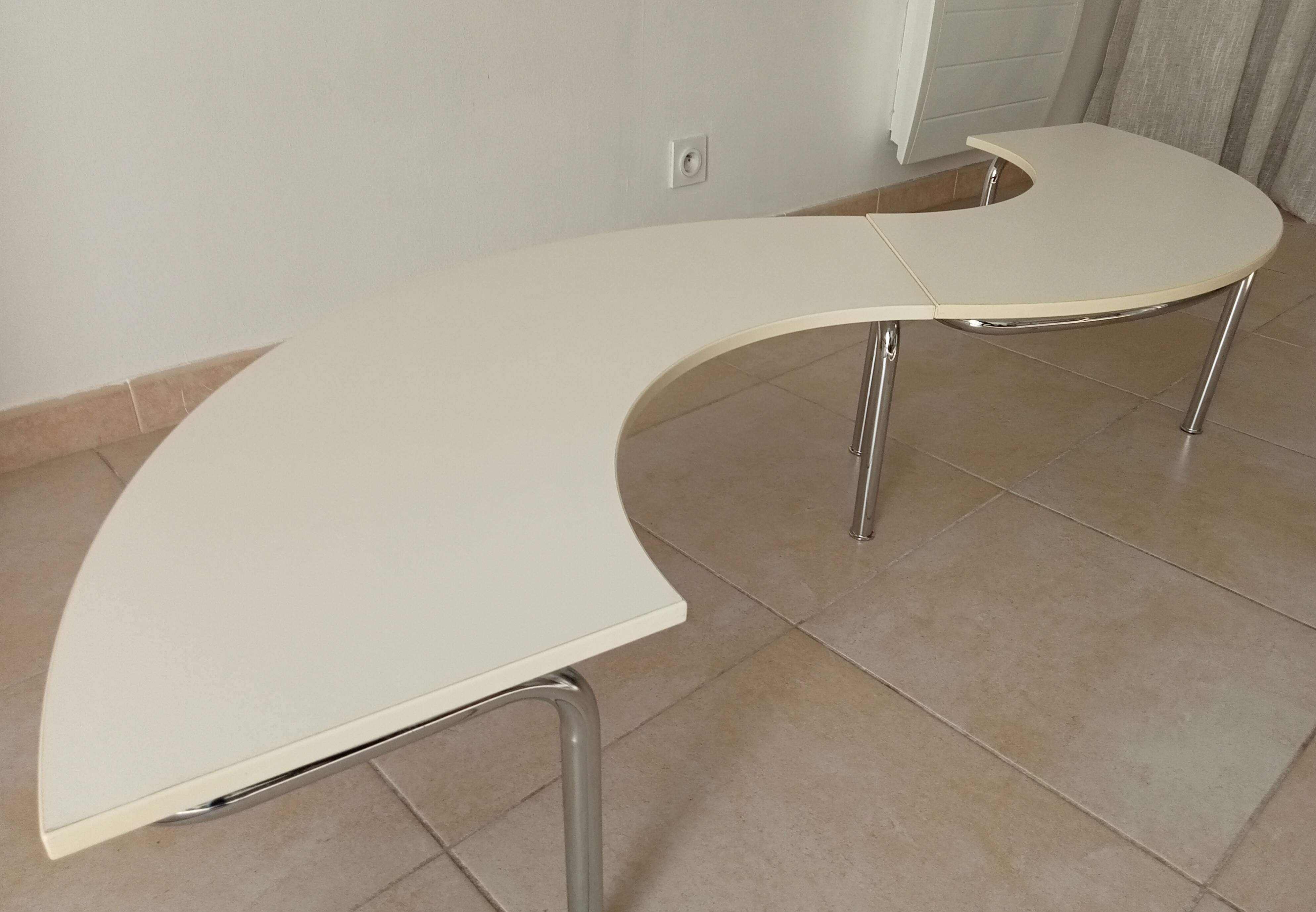 Vintage tripod coffee table in chrome and formica from the 1980s.