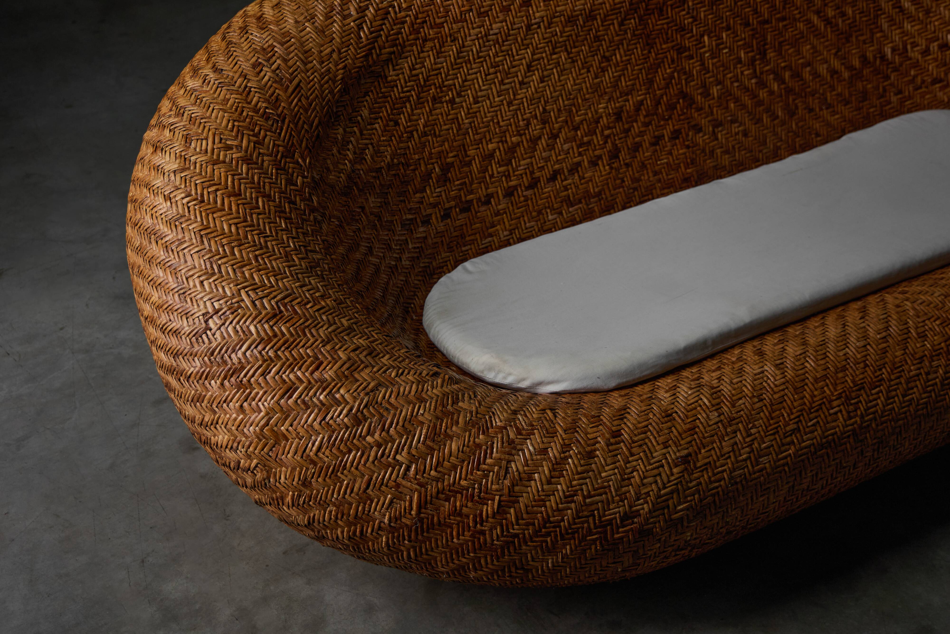Canapé en osier tressé, style milieu du XXe siècle, France, années 1970