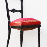 Paire de chaises anciennes en bois noir et assise rouge.