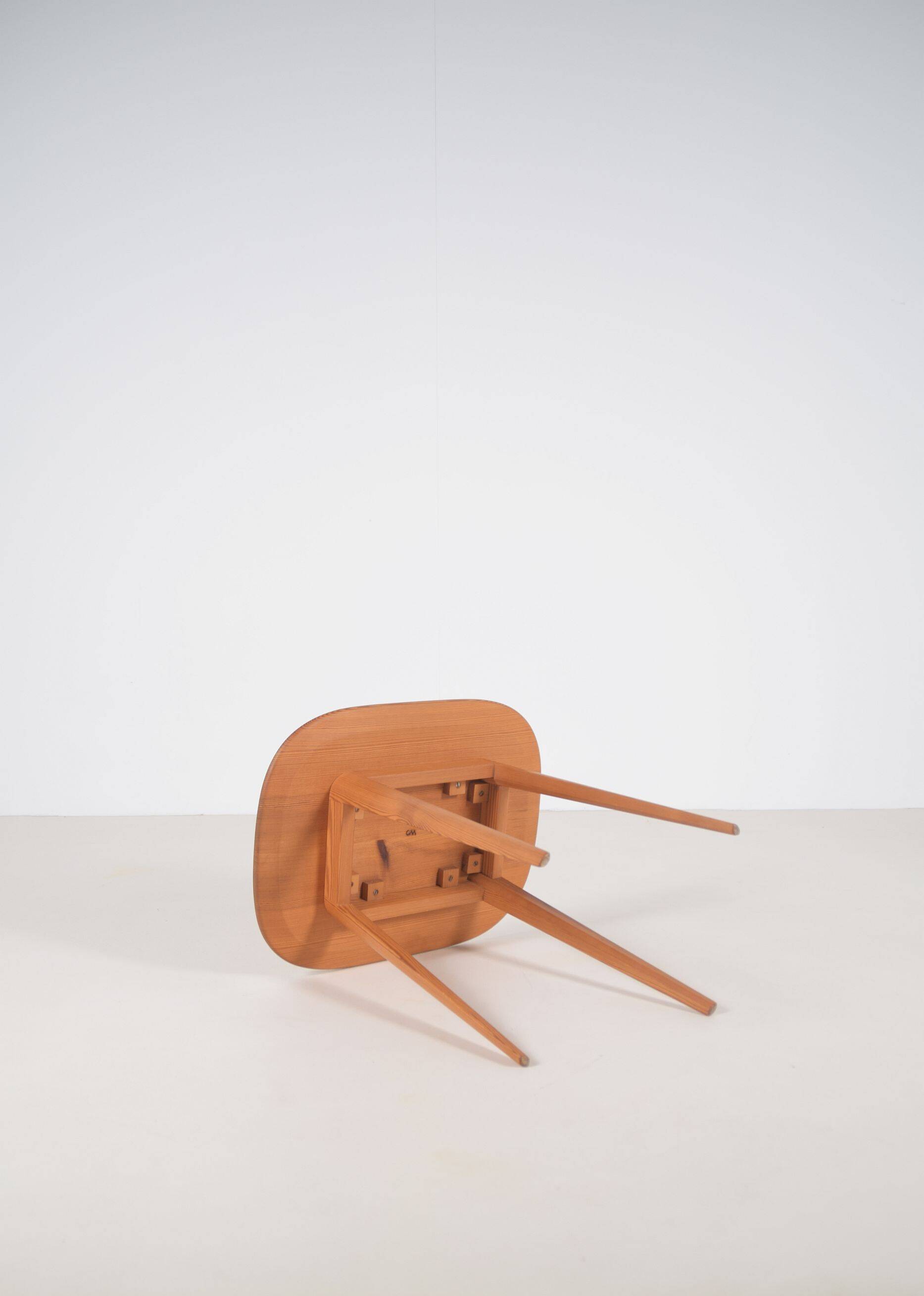 Table d'appoint suédoise Sparven conçue par Carl Malmsten, années 1950.