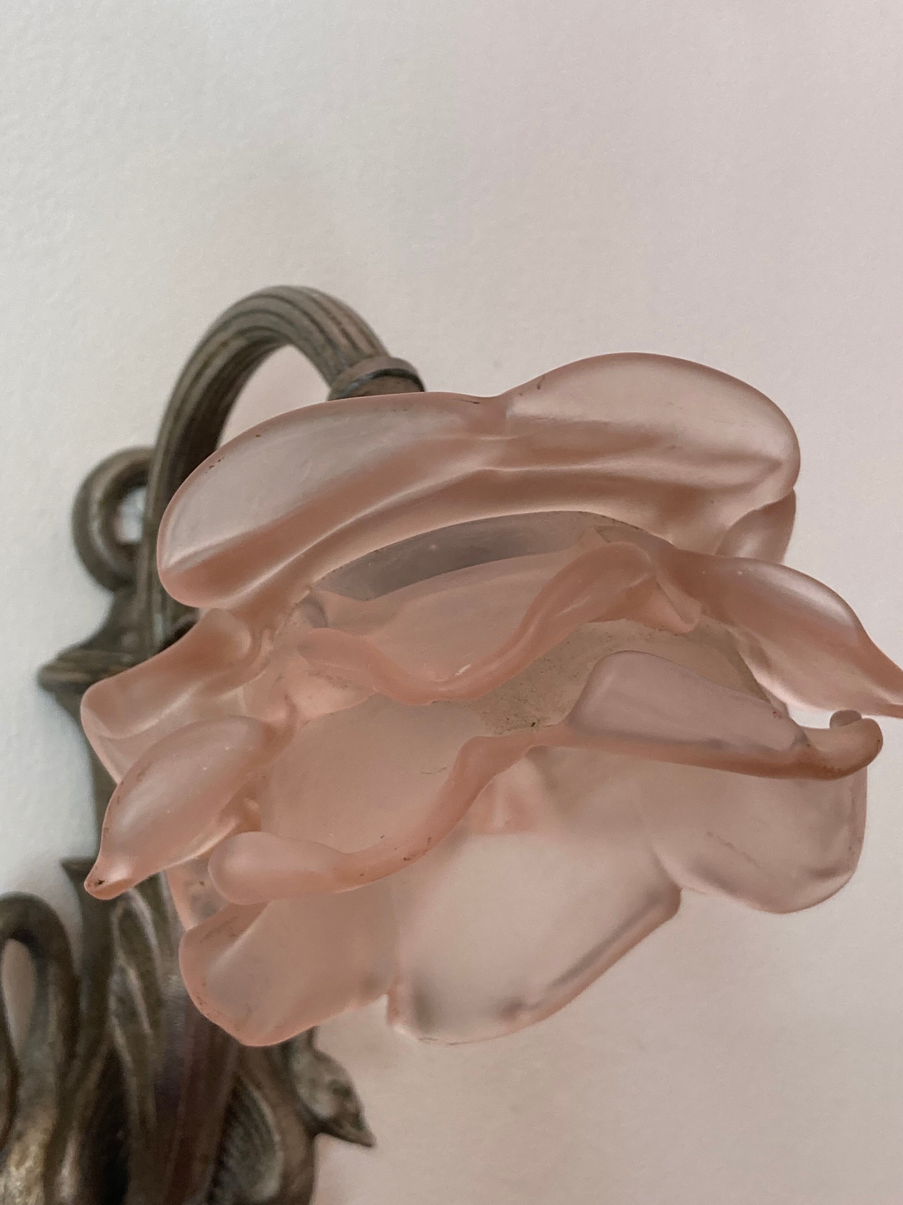 Empire-style Art Deco wall lamp in silver patinated bronze with swan decoration and frosted glass pink