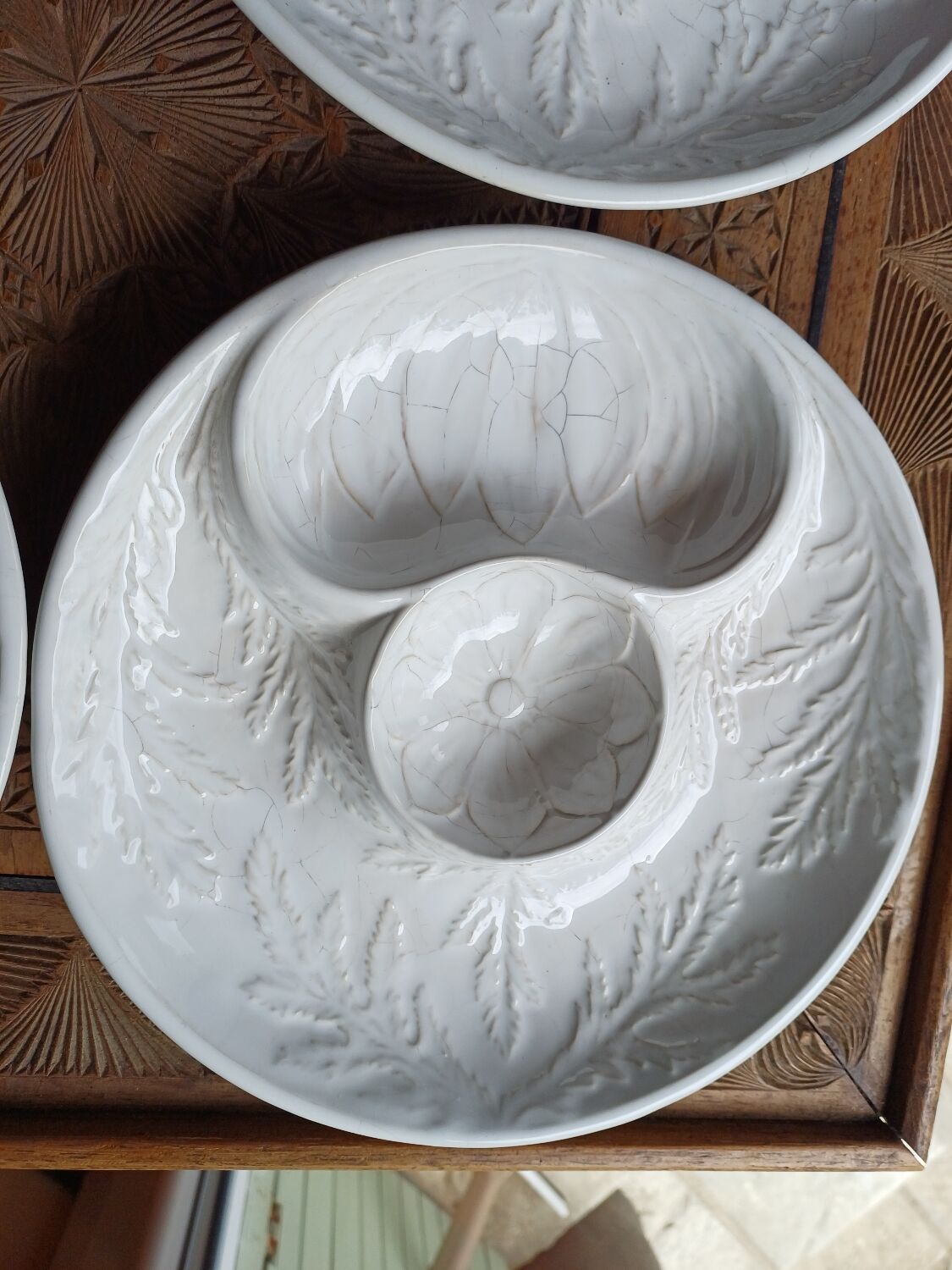 4 barbotine plates with artichoke pattern from Bordallo.