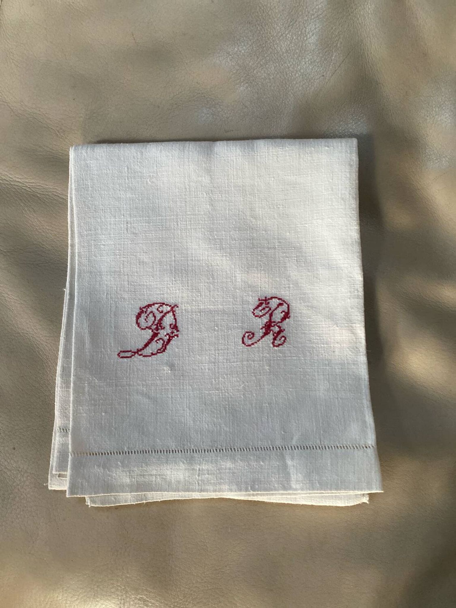 Chemin de table en lin monogrammé