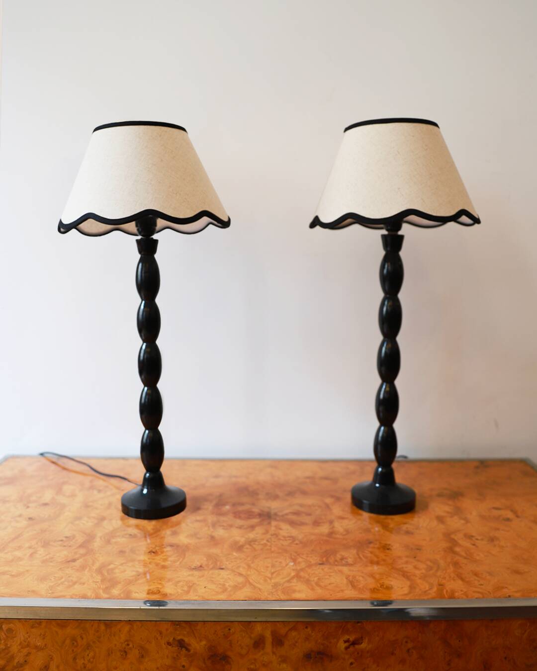 2 lampes à poser pieds noirs