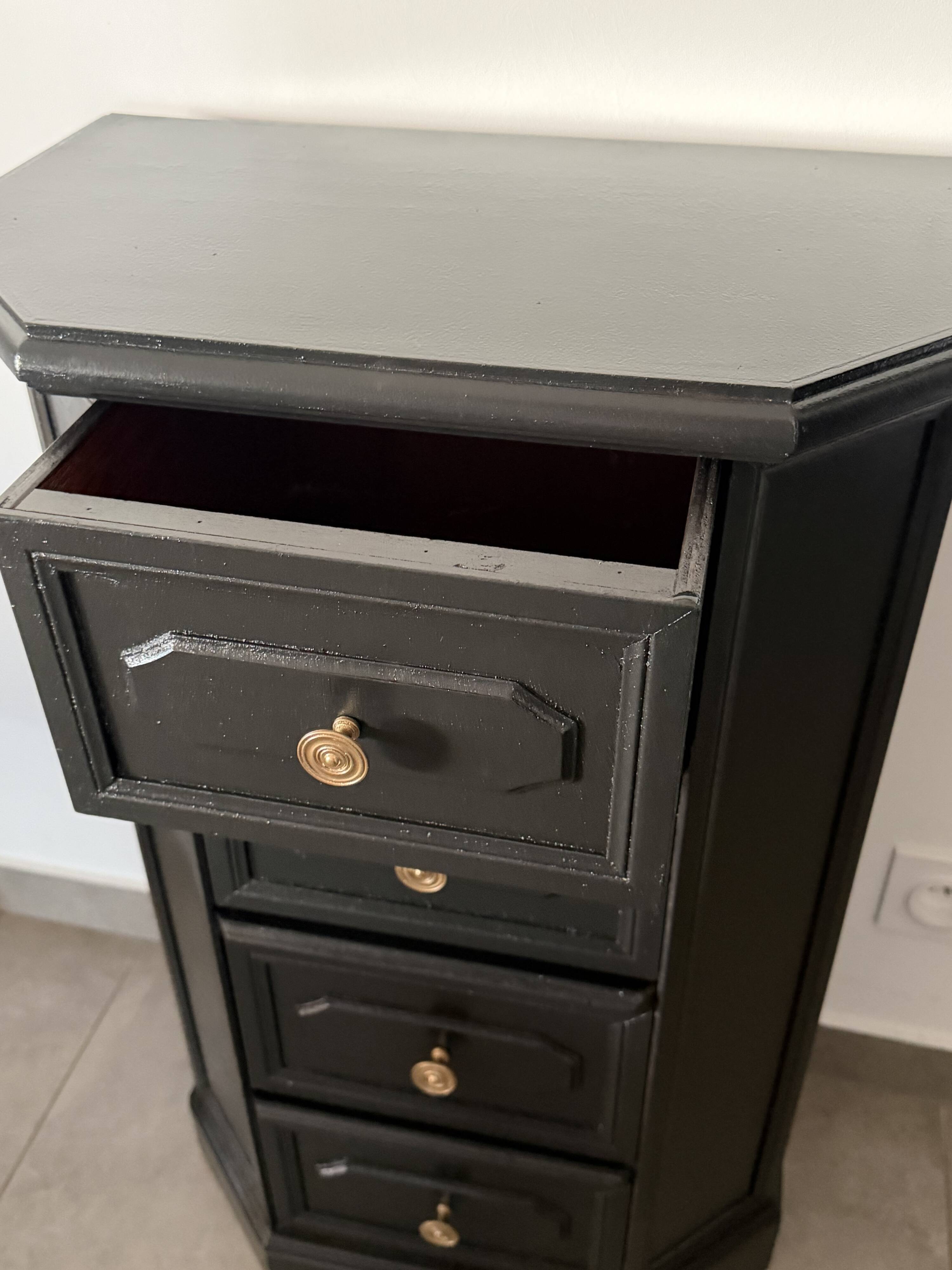 Furniture with 4 drawers