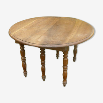 Ancienne table ronde en chêne massif, diamètre 115cm  6 pieds sur roulettes