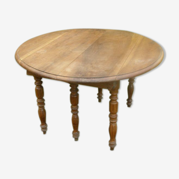 Old solid oak round table, diameter 115cm 6 feet on wheels