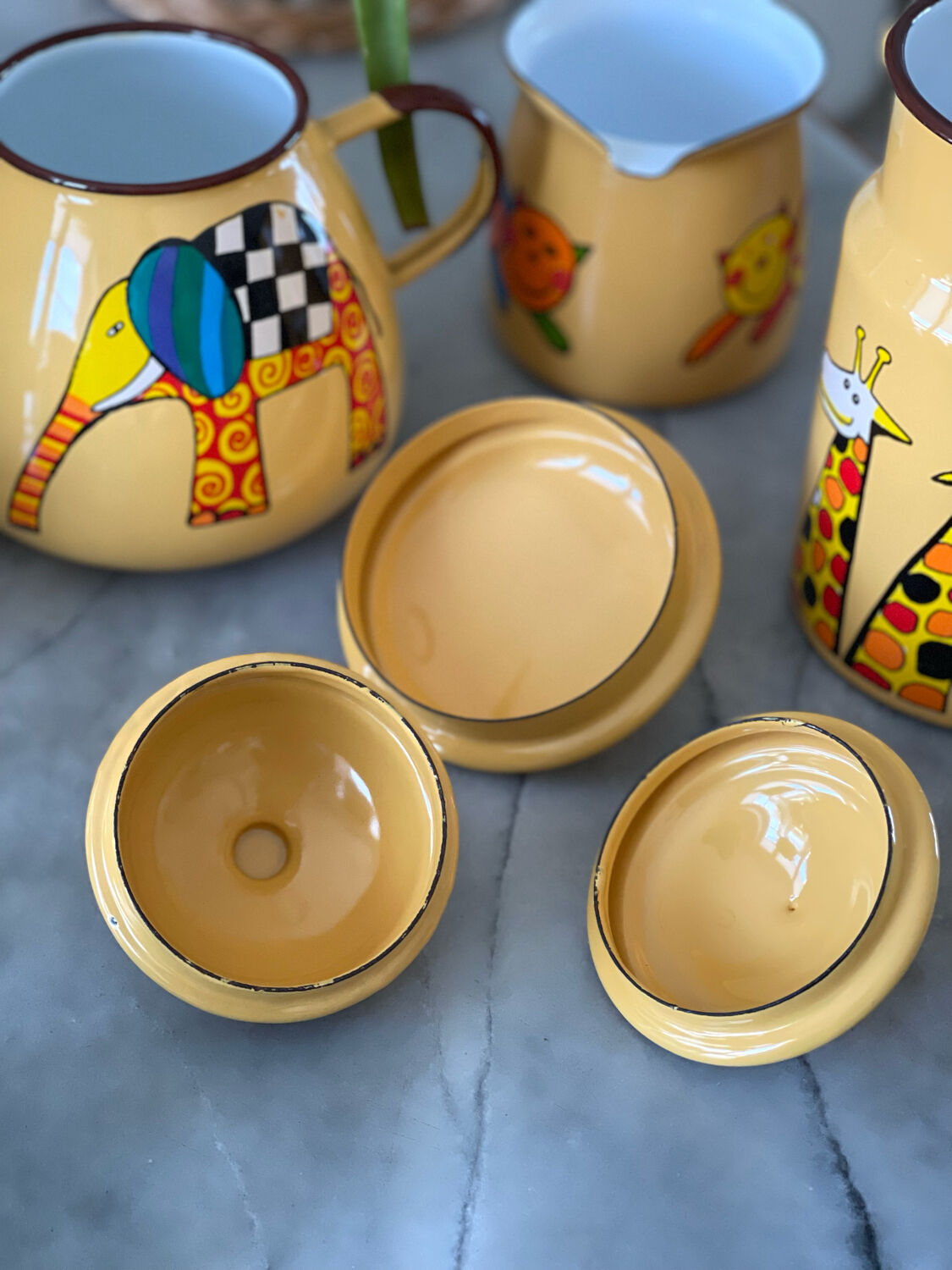 Enamelled sheet metal tea set