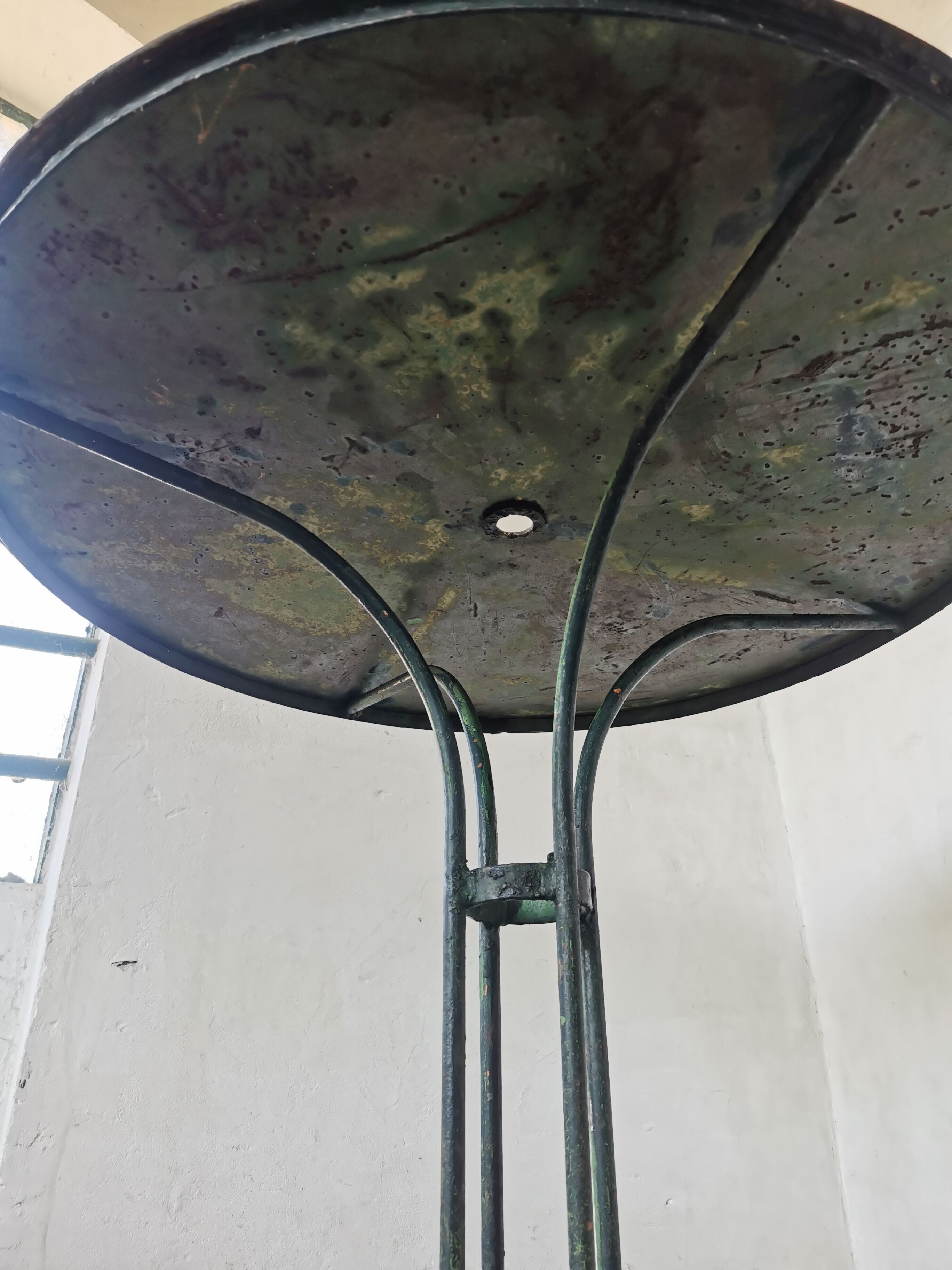 Round garden table cast iron and metal