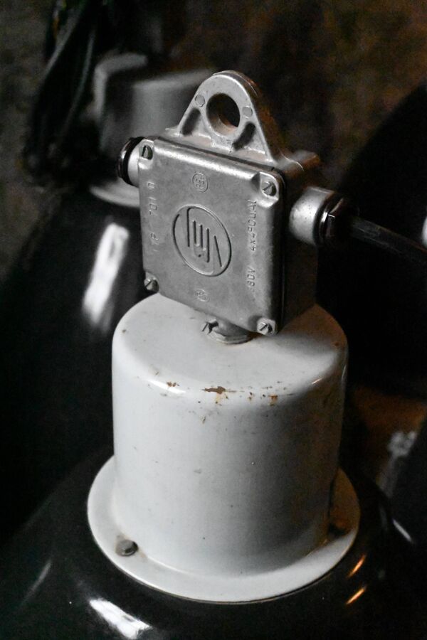 Suspension  gamelle industrielle ancienne
