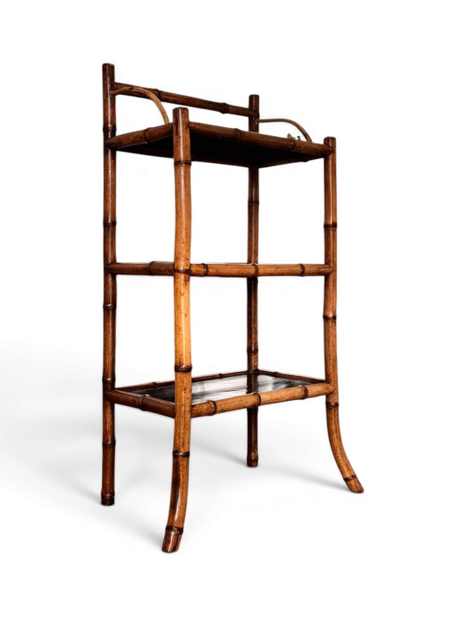 Étagère sur pied en laque du Japon et bambou, époque 1900
