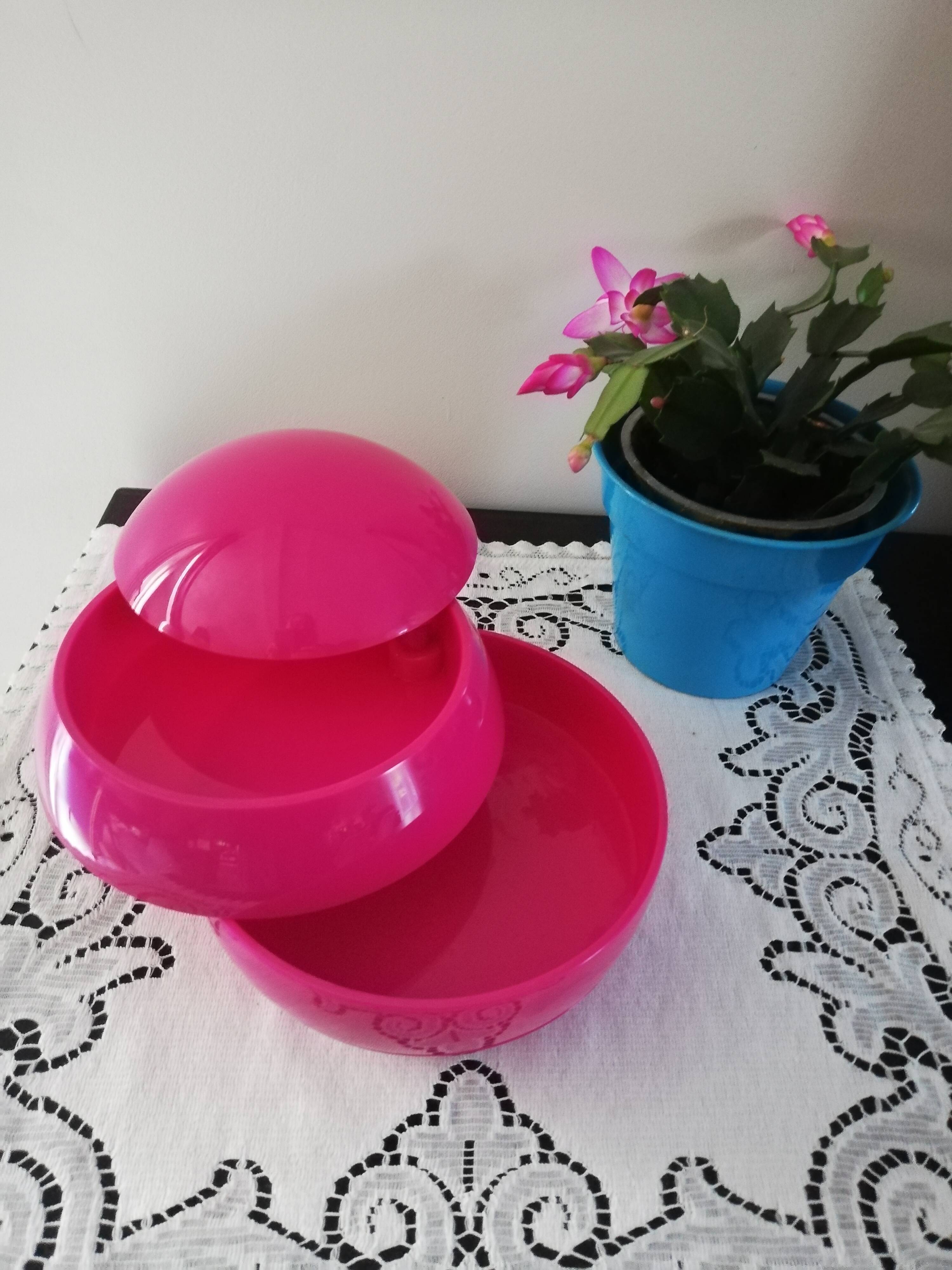 Aperitif servant, sewing, desk