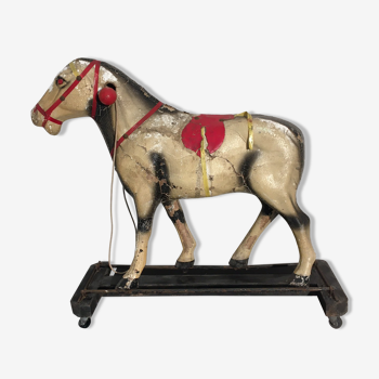 Cheval en papier mâché sur roulettes