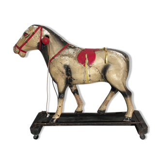 Cheval en papier mâché sur roulettes