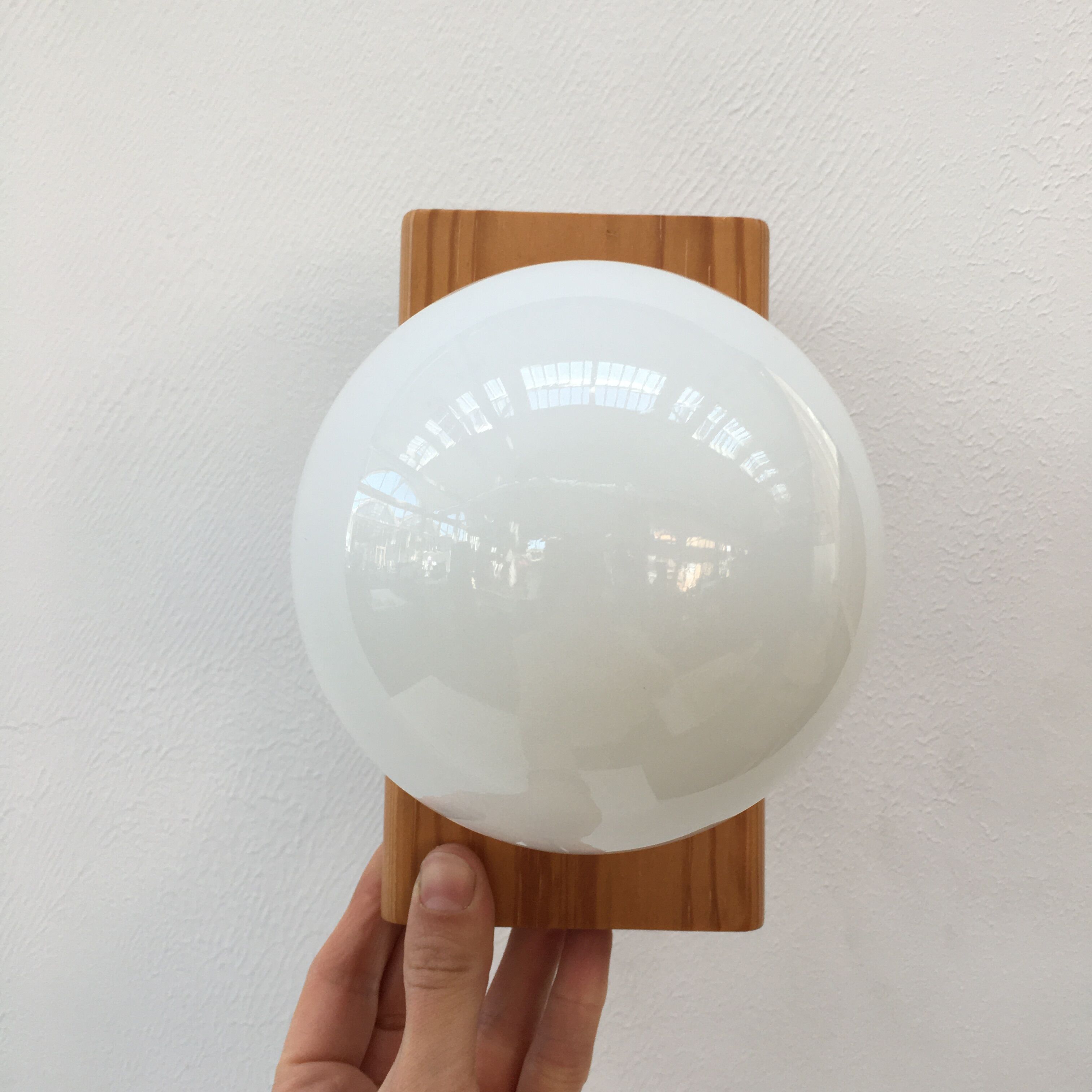 Modernist wall lamp in pine and opaline