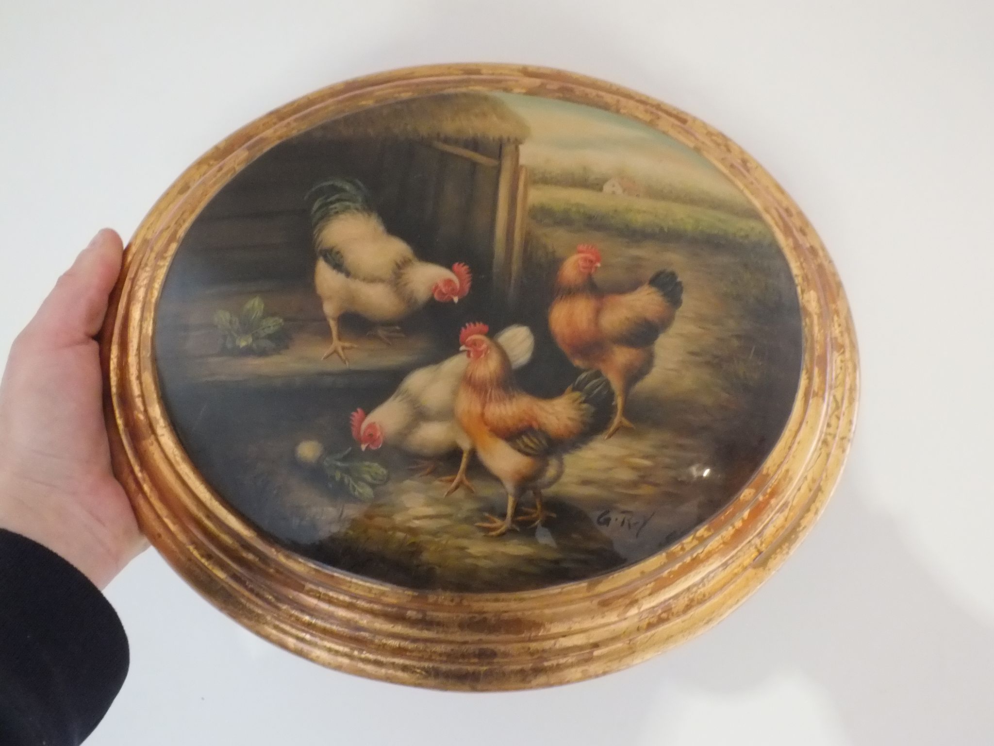Panneau médaillon peint et vernis décor poules, coqs signé G.Roy
