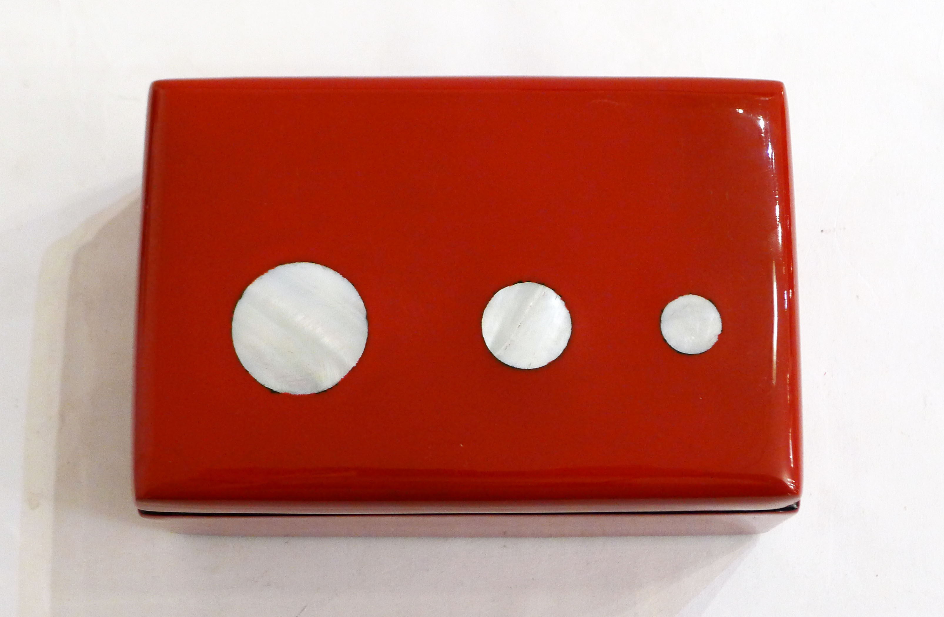 Coffret en bois laqué rouge et décor nacre