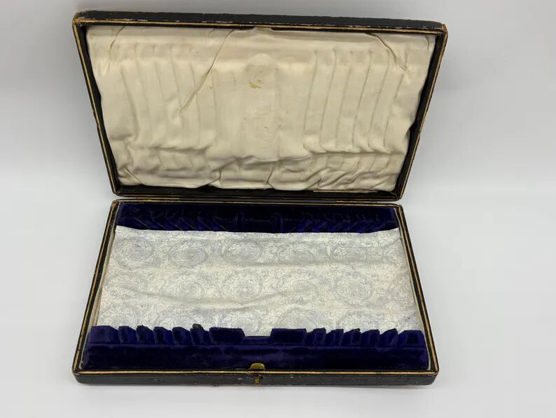Service of 12 silver-plated metal coffee spoons with tongs and box from around 1900.
