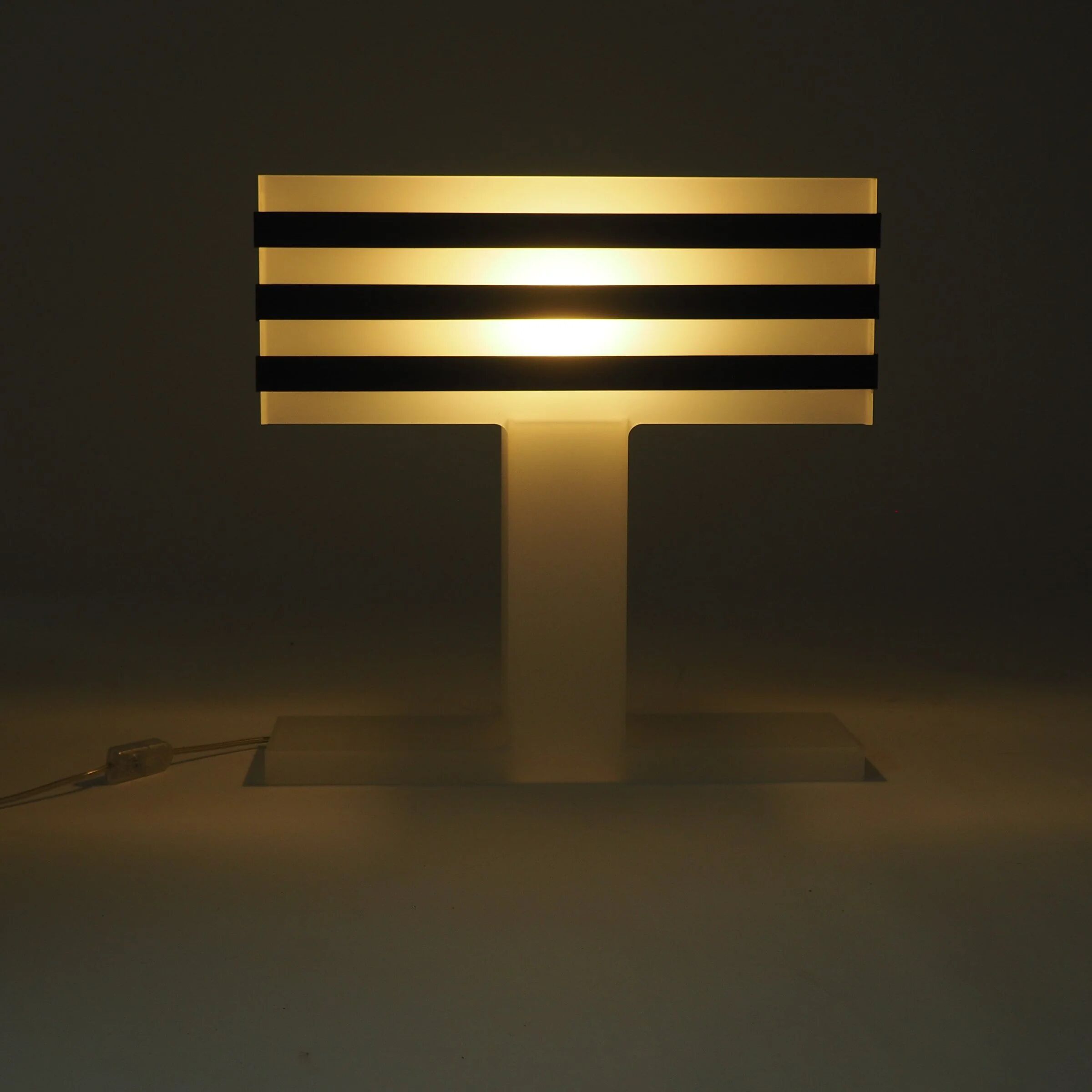 Lampe de table en plexiglas moderniste