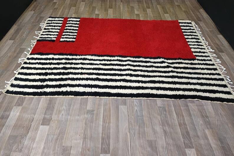 Tapis artisanal rouge et à rayures blanches et noires