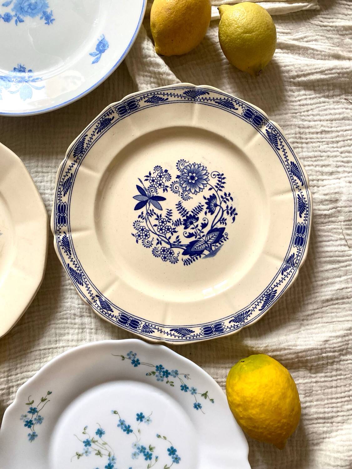 8 assiettes anciennes dépareillées en faïence