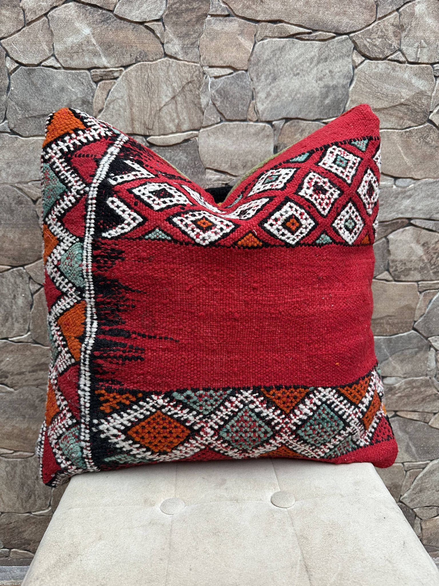 Vintage cushion cover in Berber kilim: Moroccan wool cushion.